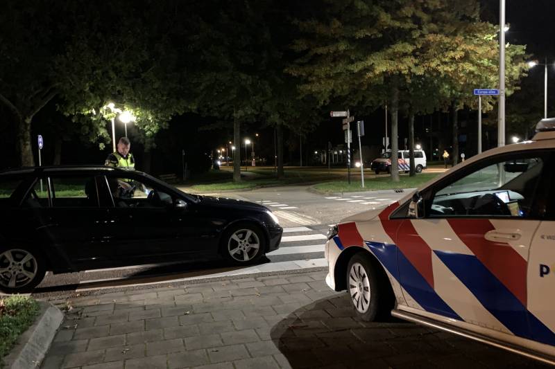 Politie houdt alcoholcontrole op rotonde