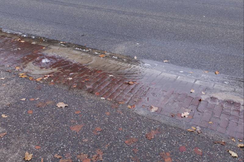 Water borrelt uit de grond door gesprongen waterleiding