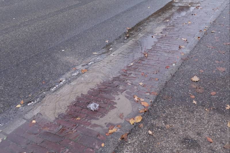 Water borrelt uit de grond door gesprongen waterleiding