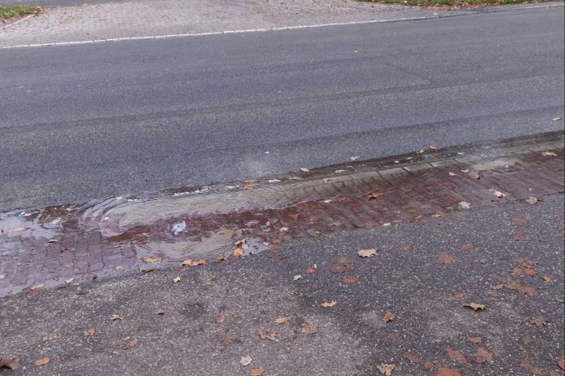 Water borrelt uit de grond door gesprongen waterleiding