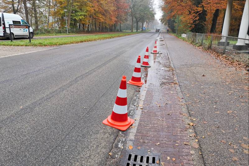 Water borrelt uit de grond door gesprongen waterleiding