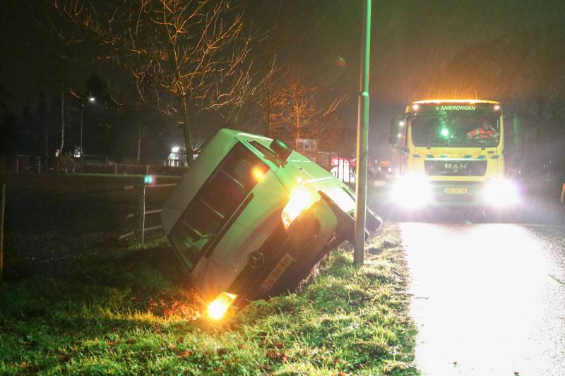 Bestelbus belandt in de sloot bij uitwijkmanouvre