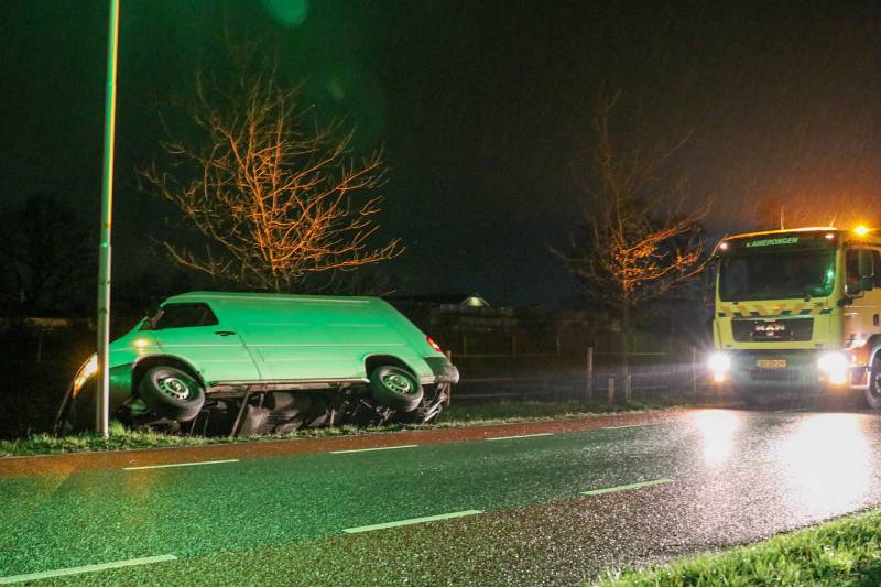 Bestelbus belandt in de sloot bij uitwijkmanouvre