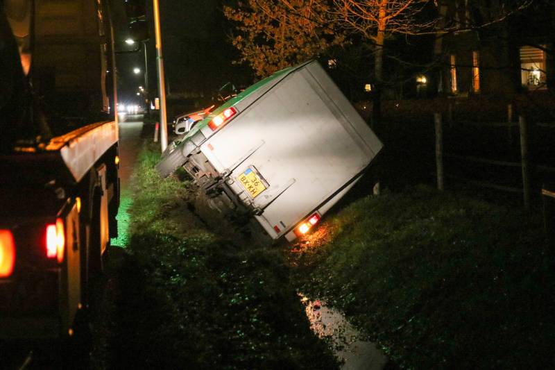 Bestelbus belandt in de sloot bij uitwijkmanouvre