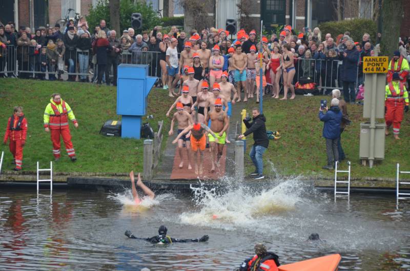 Veel toeschouwers bij nieuwjaarsduik