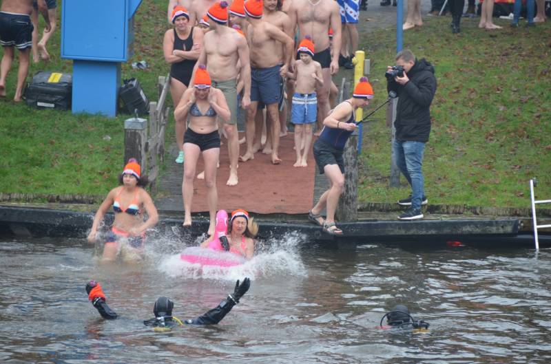 Veel toeschouwers bij nieuwjaarsduik