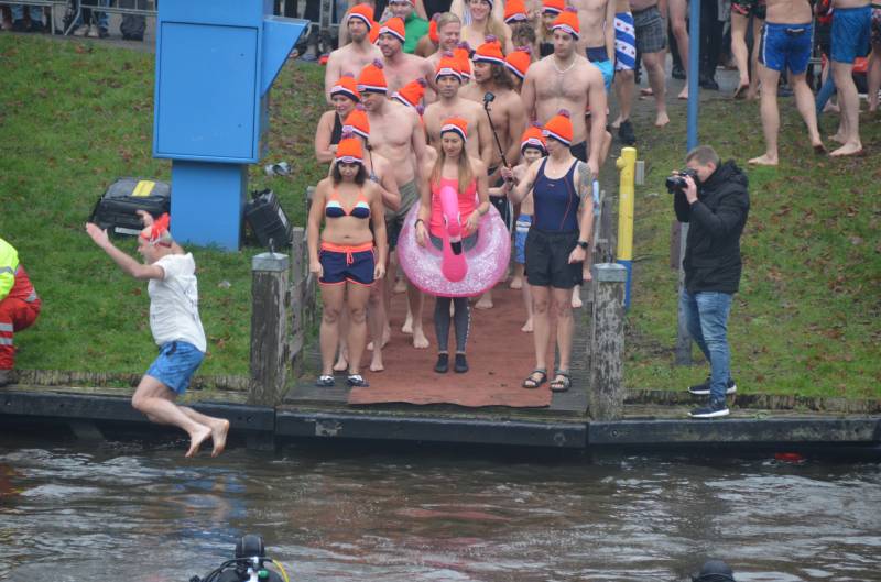 Veel toeschouwers bij nieuwjaarsduik