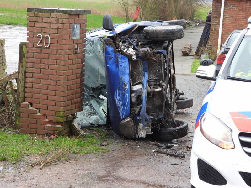 Auto belandt op zijn kant na eenzijdig ongeval