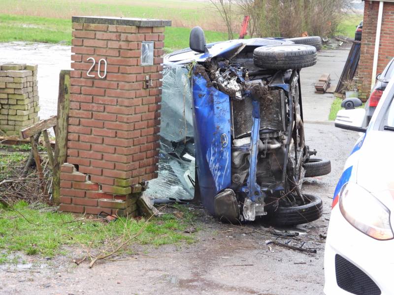 Auto belandt op zijn kant na eenzijdig ongeval