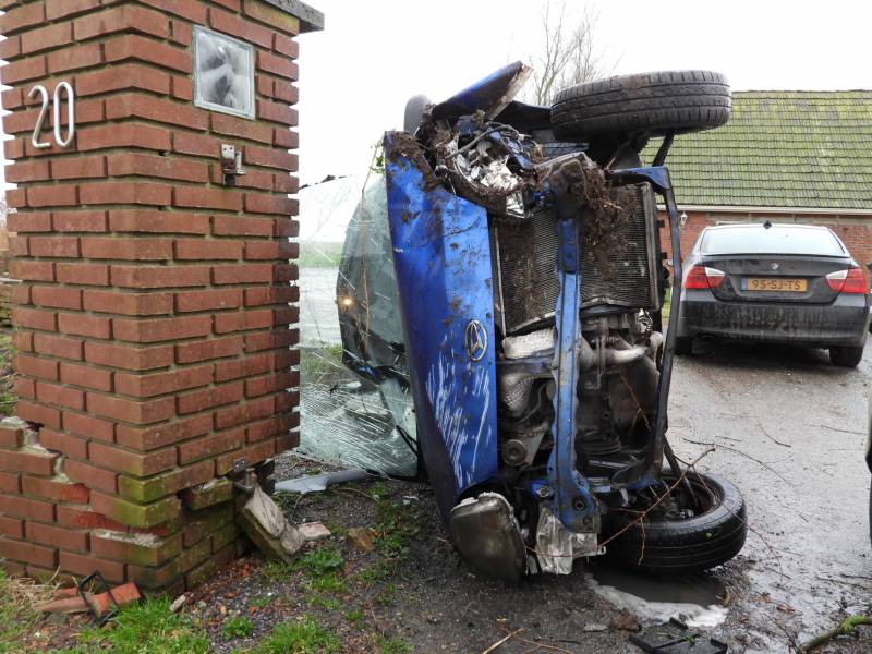 Auto belandt op zijn kant na eenzijdig ongeval