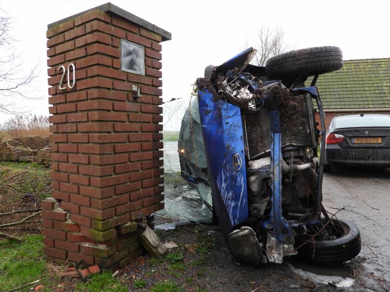 Auto belandt op zijn kant na eenzijdig ongeval