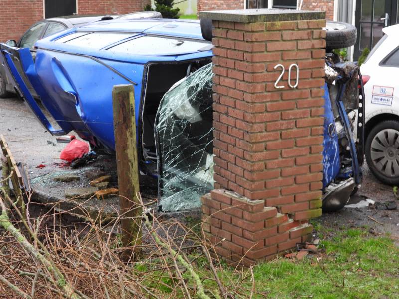 Auto belandt op zijn kant na eenzijdig ongeval