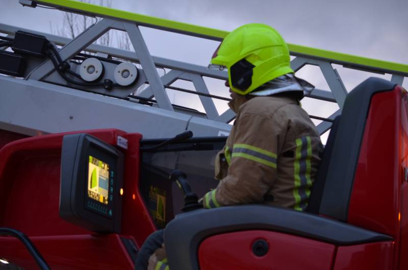 Brandweer veegt schoorsteen na schoorsteenbrand