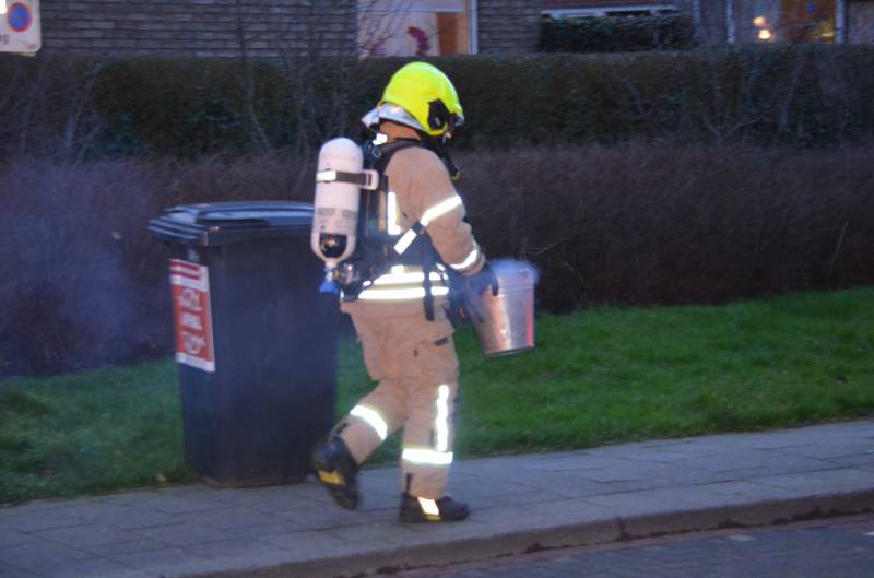 Brandweer veegt schoorsteen na schoorsteenbrand