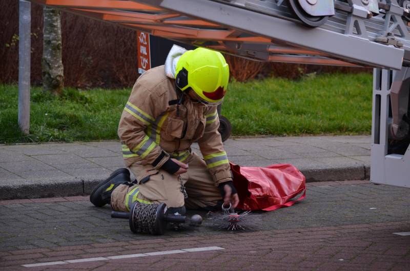 Brandweer veegt schoorsteen na schoorsteenbrand