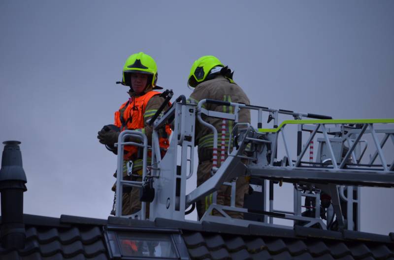 Brandweer veegt schoorsteen na schoorsteenbrand