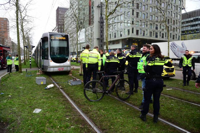 Fietser bekneld onder tram na aanrijding