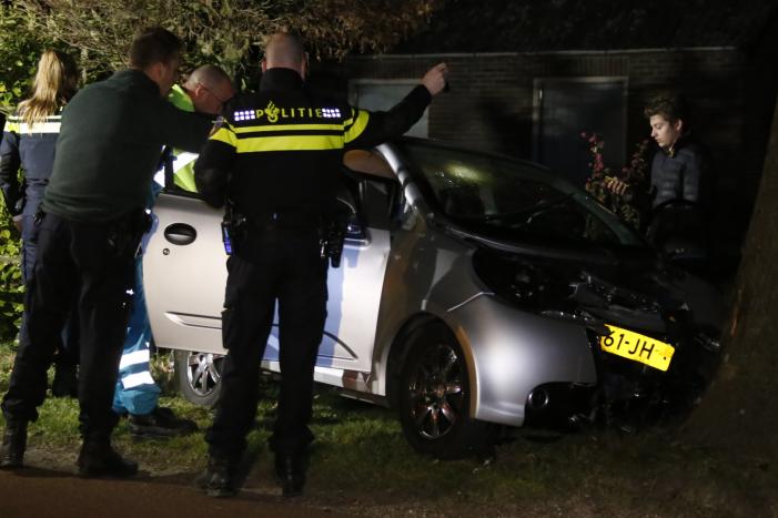 Bestuurder gewond na botsing met boom