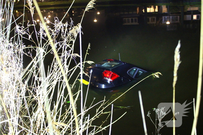 Vergeten handrem laat auto het water in rollen