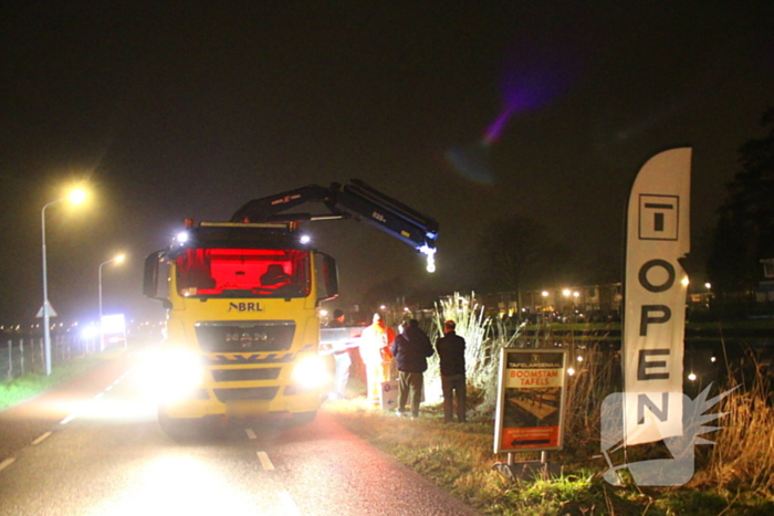 Vergeten handrem laat auto het water in rollen