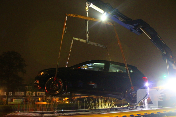 Vergeten handrem laat auto het water in rollen