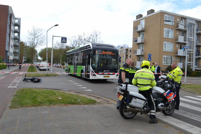 Zwaar letsel na ongeval tussen bus en brommer