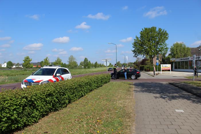 Wielrenner fietst in op auto