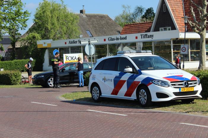 Wielrenner fietst in op auto