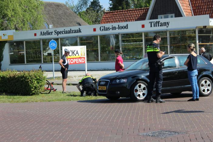 Wielrenner fietst in op auto