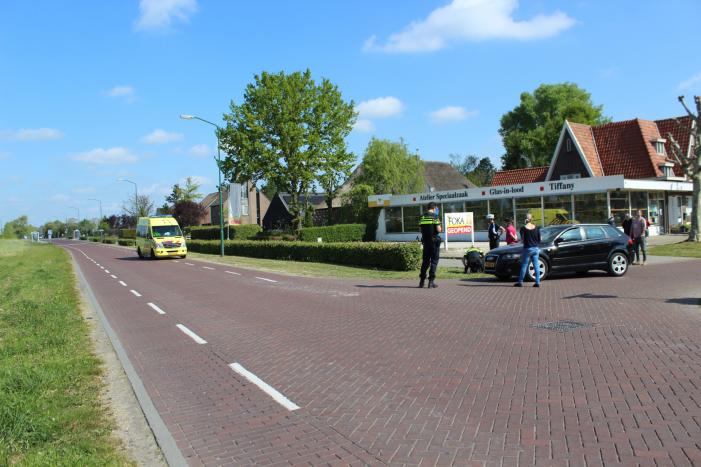 Wielrenner fietst in op auto