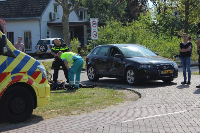 Wielrenner fietst in op auto