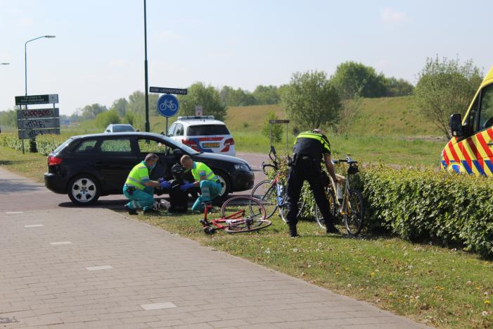 Wielrenner fietst in op auto