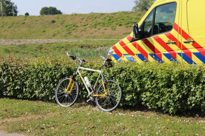 Wielrenner fietst in op auto