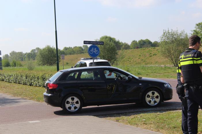 Wielrenner fietst in op auto