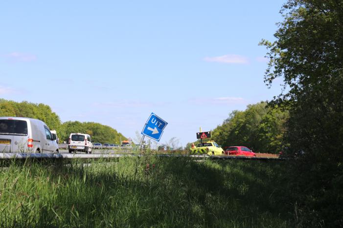 Automobilist rijdt verkeersbord uit de grond