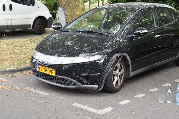 Scooterrijder botst op auto na verlaten parkeerplaats