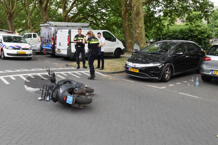 Scooterrijder botst op auto na verlaten parkeerplaats