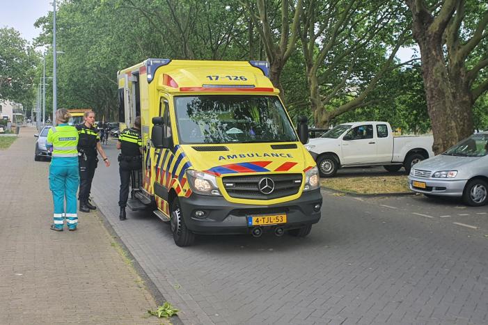 Scooterrijder botst op auto na verlaten parkeerplaats