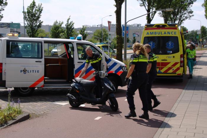 Scooterrijder botst op afslaande bestelbus