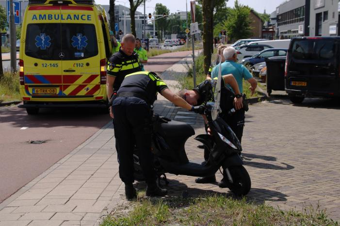 Scooterrijder botst op afslaande bestelbus