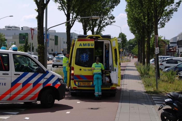 Scooterrijder botst op afslaande bestelbus