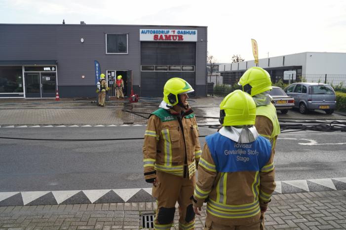 Grote brand in autobedrijf