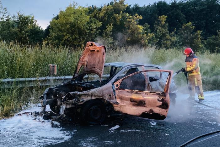 Vrachtwagen snijd auto af en vliegt in brand