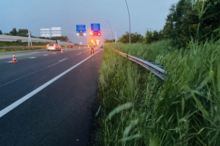 Vrachtwagen snijd auto af en vliegt in brand