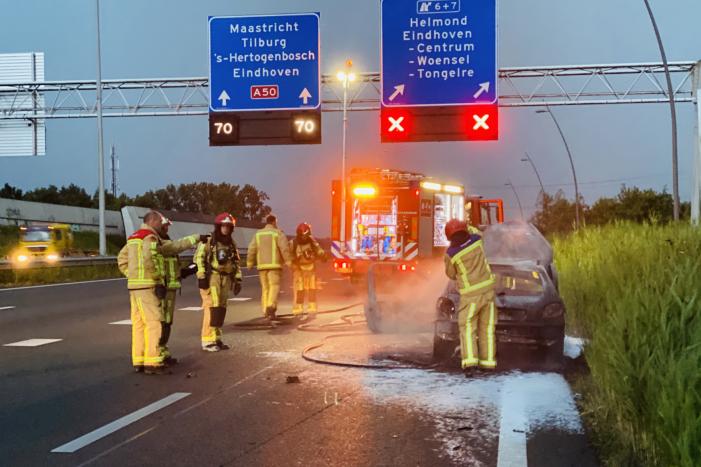 Vrachtwagen snijd auto af en vliegt in brand