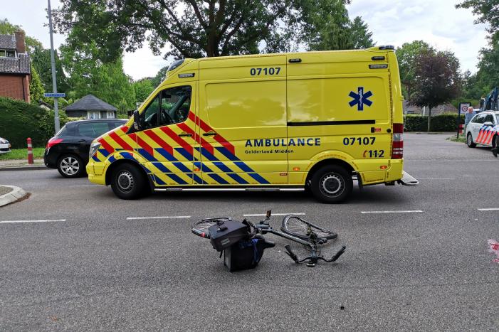 Persoon gewond na aanrijding met auto