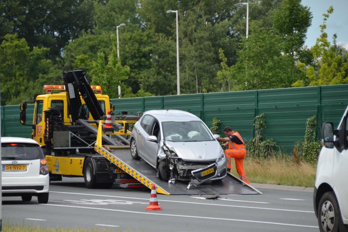 Gewonde en flinke schade na eenzijdige aanrijding