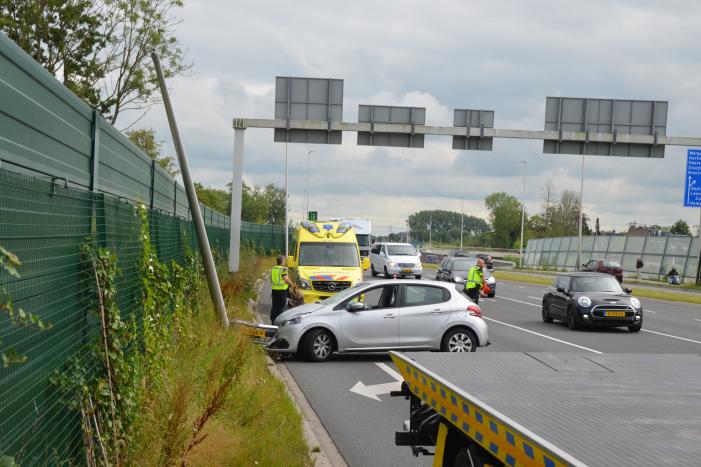 Gewonde en flinke schade na eenzijdige aanrijding