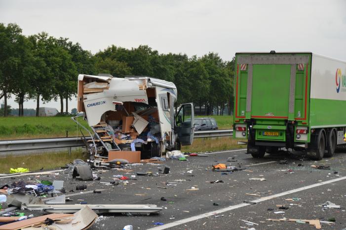 Snelweg bezaaid met brokstukken na verkeersongeval