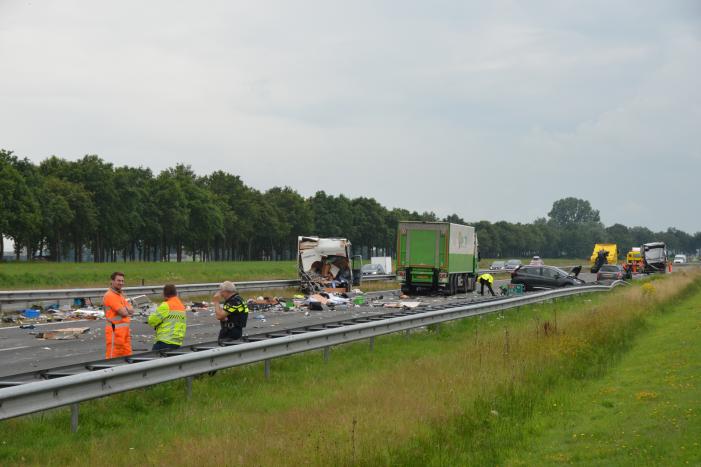 Snelweg bezaaid met brokstukken na verkeersongeval